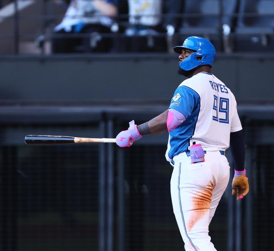 　６回、２ランを放ち、打球の行方を見つめるレイエス（撮影・中島達哉）