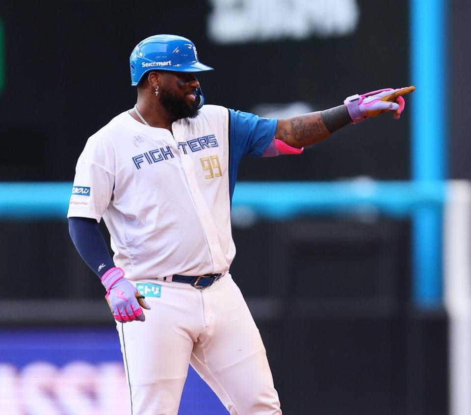 　８回、二塁打を放ち、ベンチに向かってポーズをとるレイエス（撮影・中島達哉）