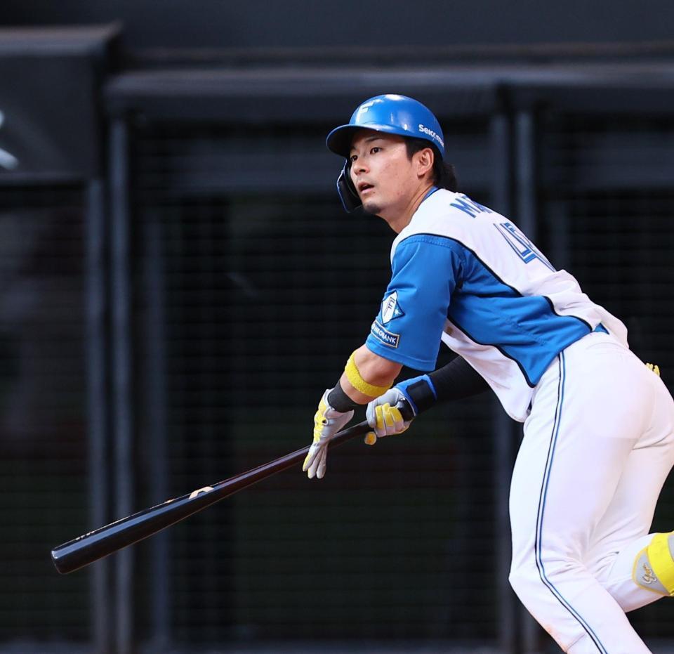 　８回、２点適時二塁打を放つ水野（撮影・中島達哉）