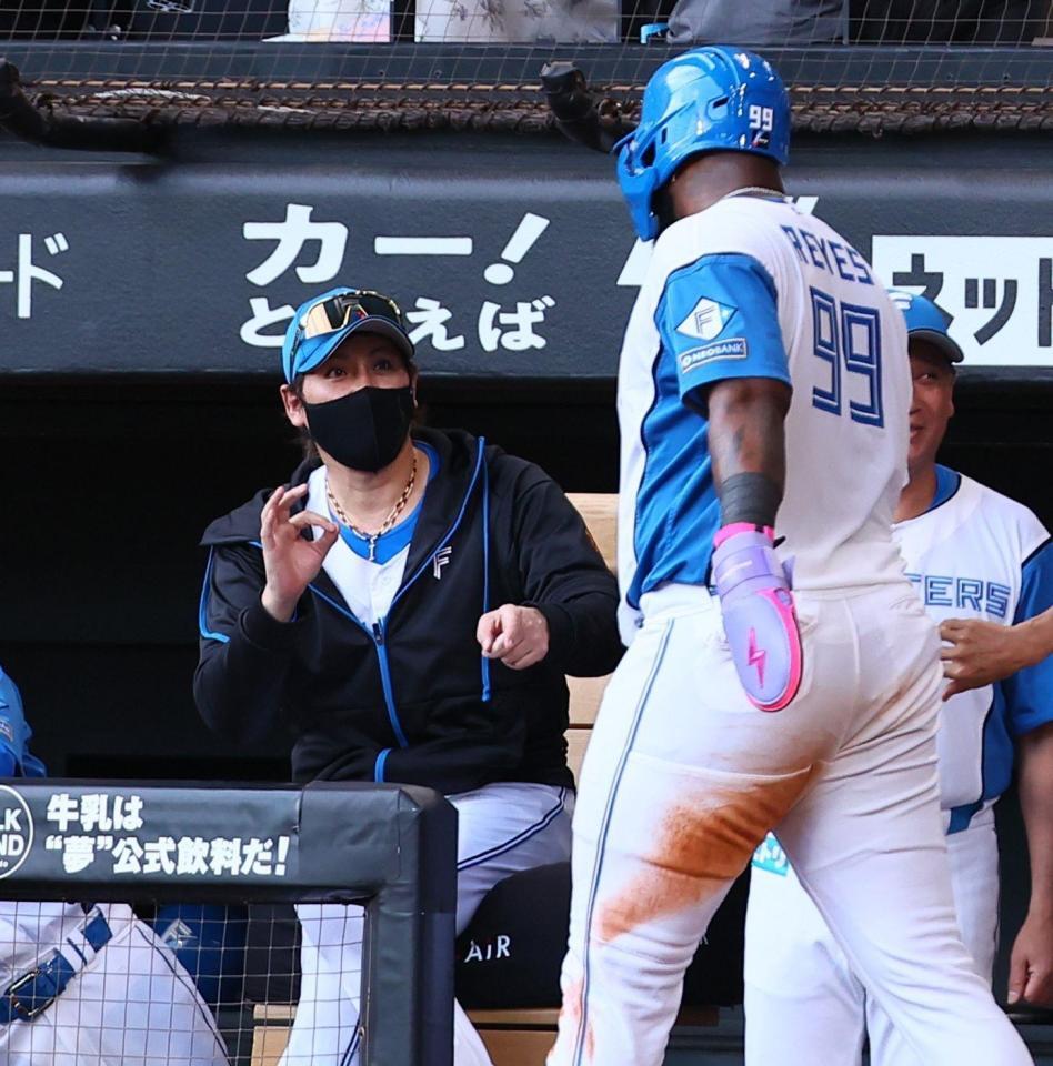 　８回、水野の適時二塁打で生還したレイエス（右から２人目）を迎える新庄監督（撮影・中島達哉）