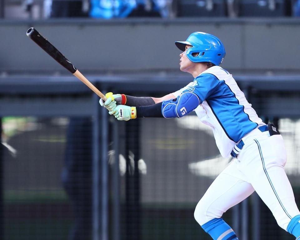 　４回、右越えに２ランを放つ水谷（撮影・中島達哉）