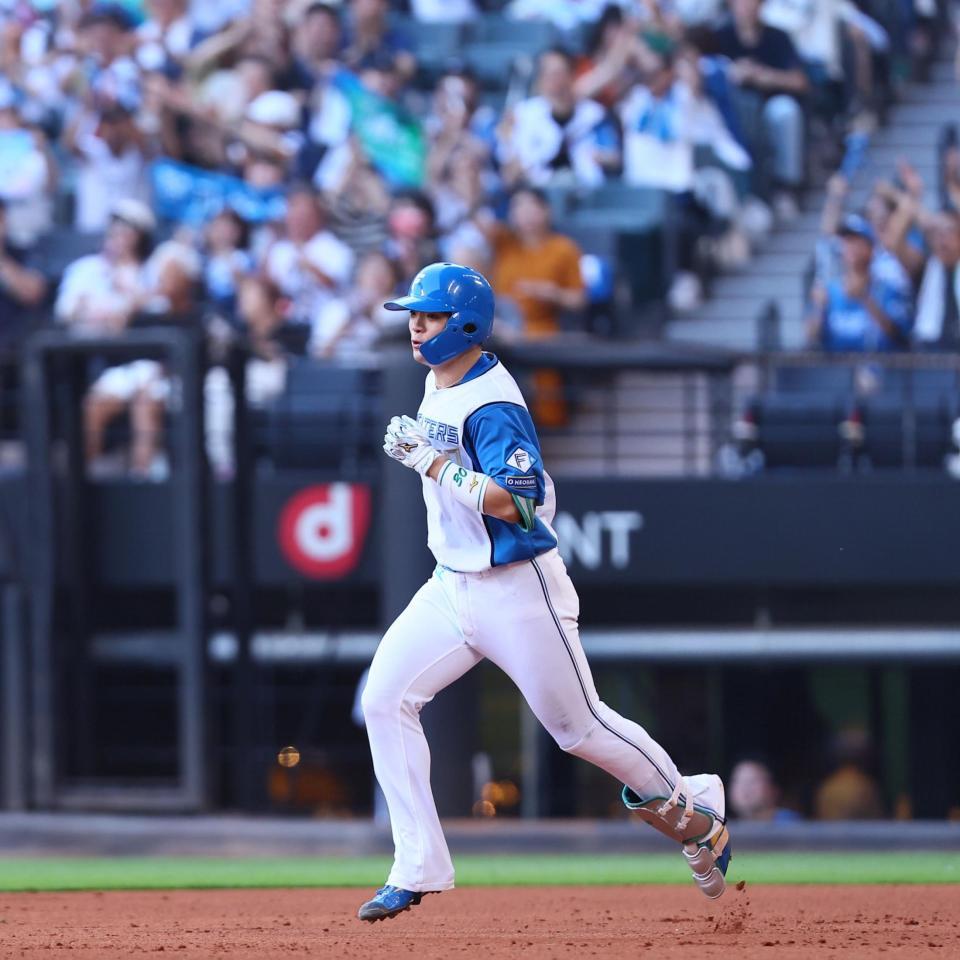 ４回、ソロを放ち、ダイヤモンドを回る日本ハム・郡司裕也＝エスコンフィールド北海道（撮影・中島達哉）