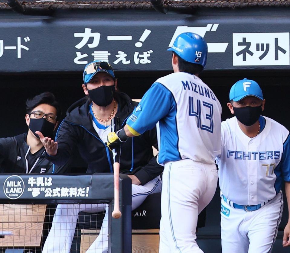 　２回、五十幡の先制打で生還した水野（右から２人目）を迎える新庄監督（中央）＝撮影・中島達哉