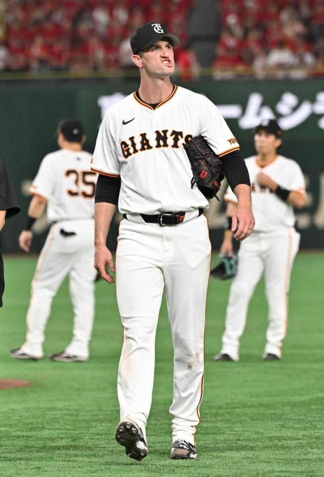 　２回、モンテロの打球が左足に当たり、治療のためベンチに戻るグリフィン