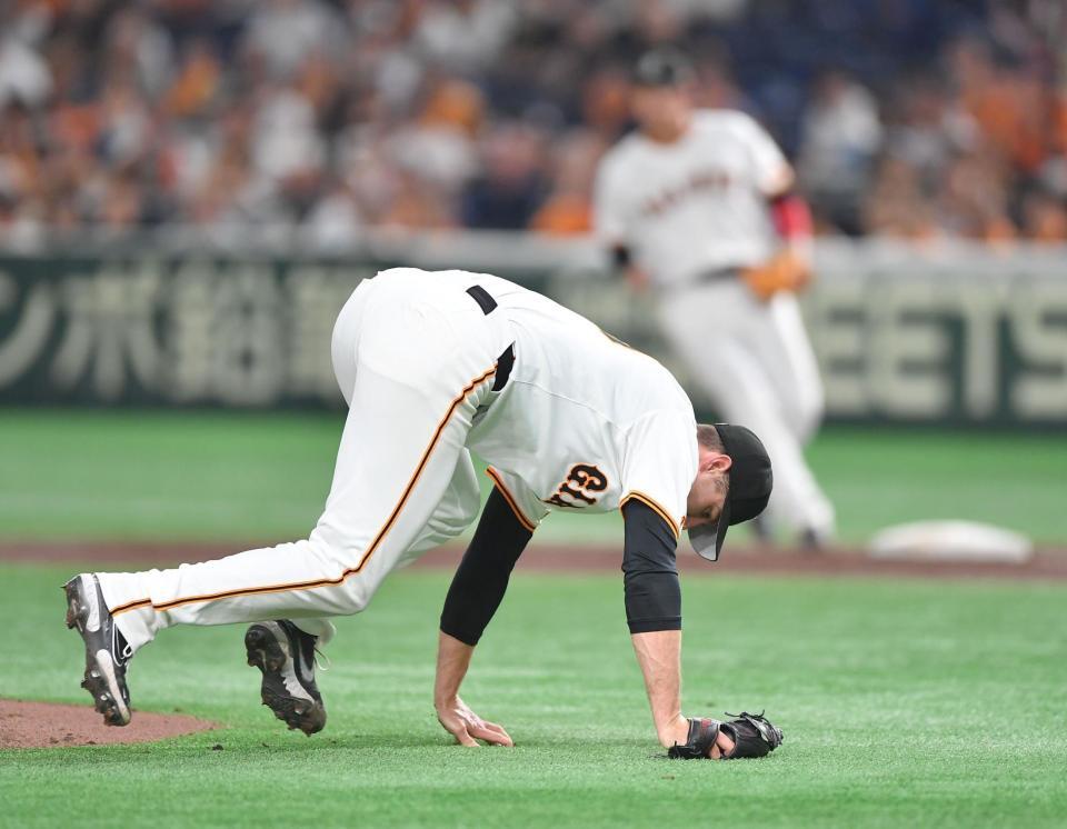 　２回、モンテロの内野安打の打球が直撃したグリフィン（撮影・開出牧）