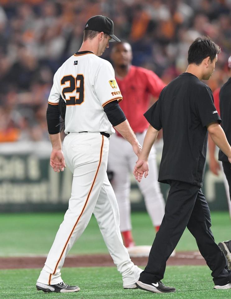 　２回、モンテロ（後方）の内野安打の打球が直撃し治療のためベンチへ引き揚げるグリフィン（撮影・開出牧）