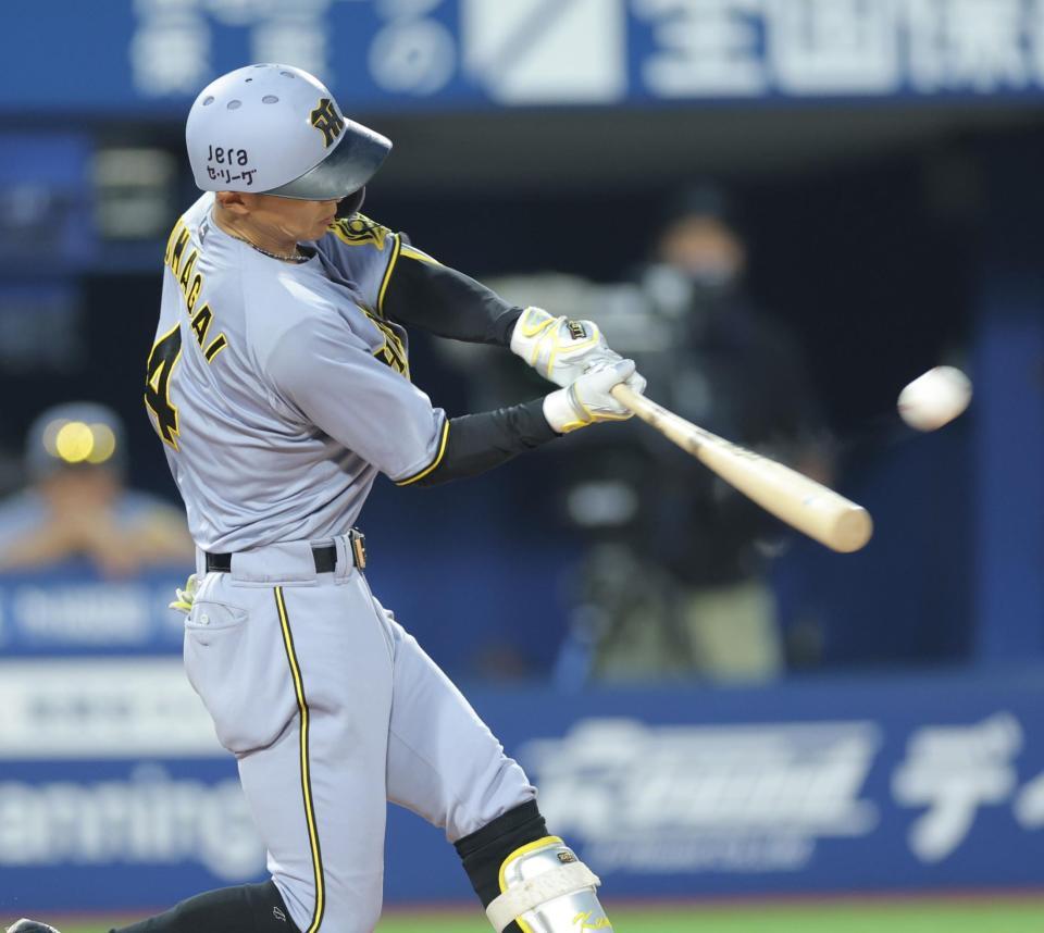 　４回、左越えに先制となる２点三塁打を放つ熊谷（撮影・西岡正）