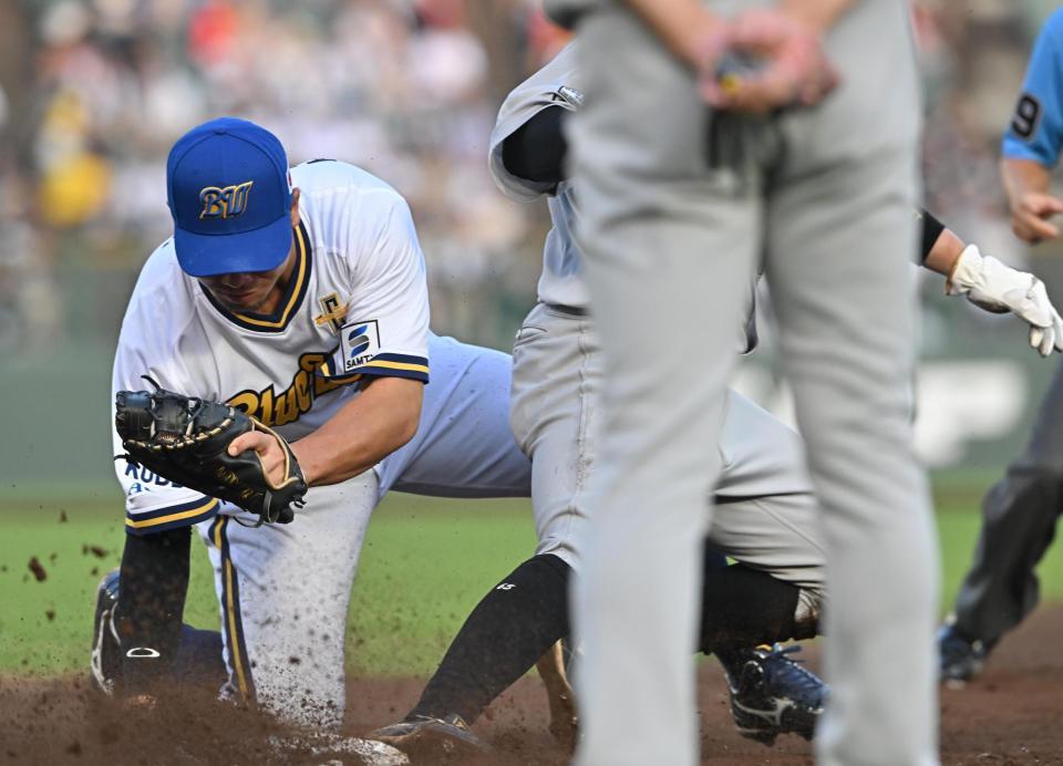 　３回、安田の中飛で飛び出した一走の寺地をタッチアウトにした頓宮（左）＝撮影・西田忠信