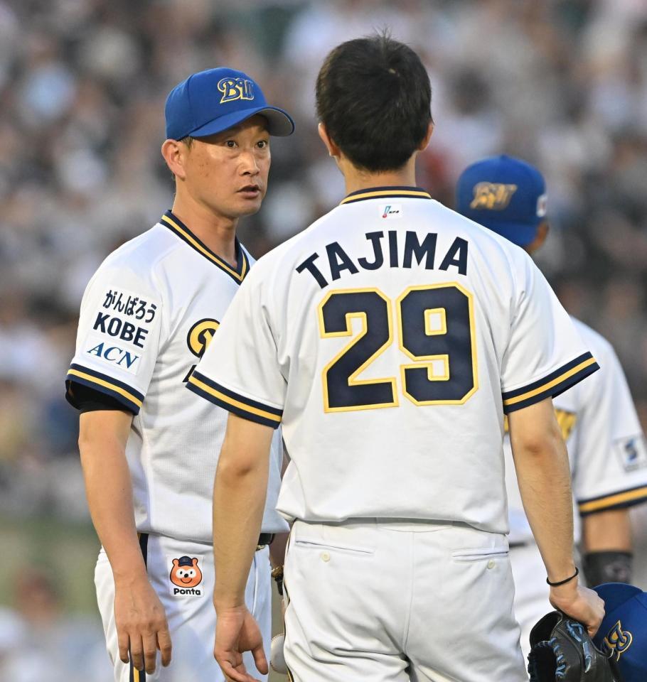 　４回、田嶋（右）の交代を告げる岸田監督（撮影・西田忠信）