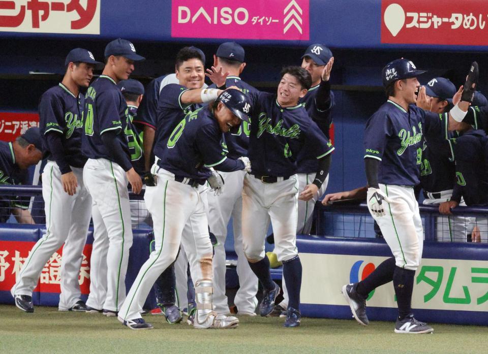 　１２回、勝ち越し２ランを放ち、ナインに祝福される赤羽（中央）