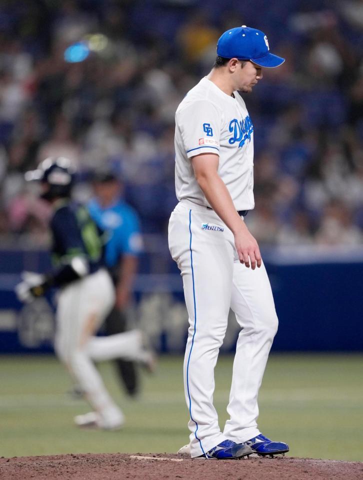 　１２回、赤羽（左）に決勝２ランを浴びた勝野