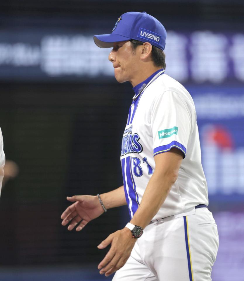 　７回、選手交代を告げ、ベンチへ戻る三浦監督（撮影・西岡正）