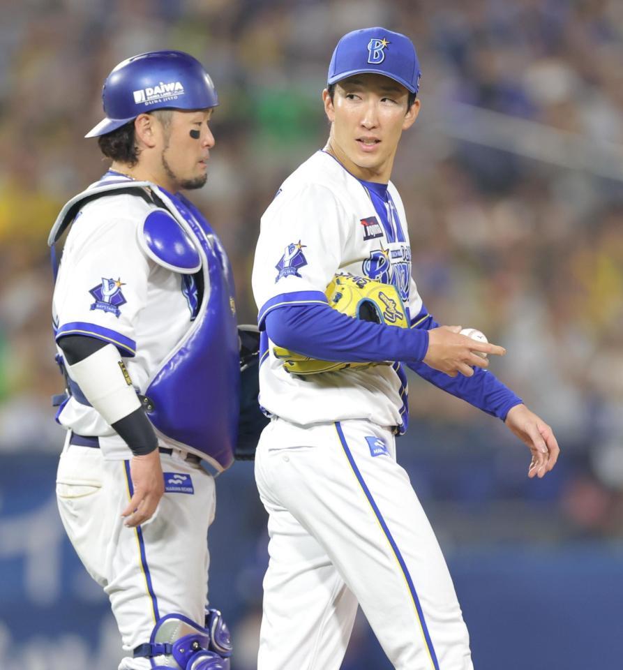 　７回のピンチで戸柱（左）と話す大貫（撮影・西岡正）