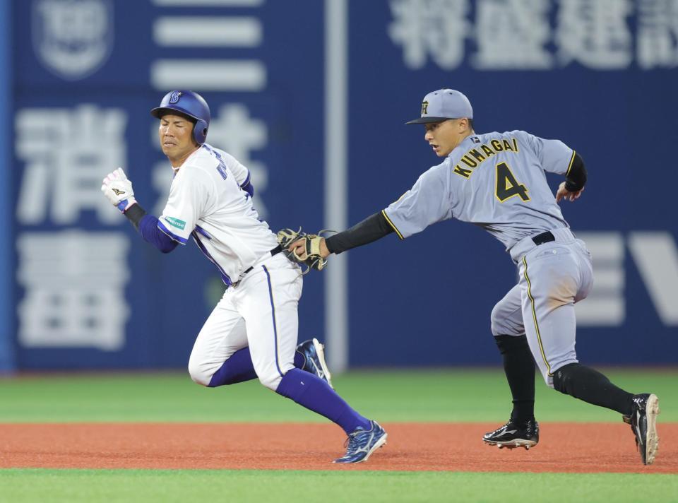 　４回、度会のバントで桑原（左）を二、三塁間で挟み、アウトにする熊谷（撮影・西岡正）