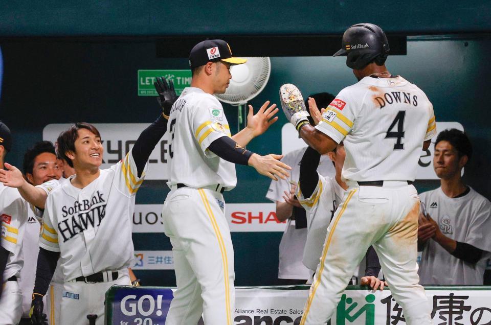 　６回、川瀬の一ゴロで生還したダウンズ（４）を迎えるソフトバンクナイン