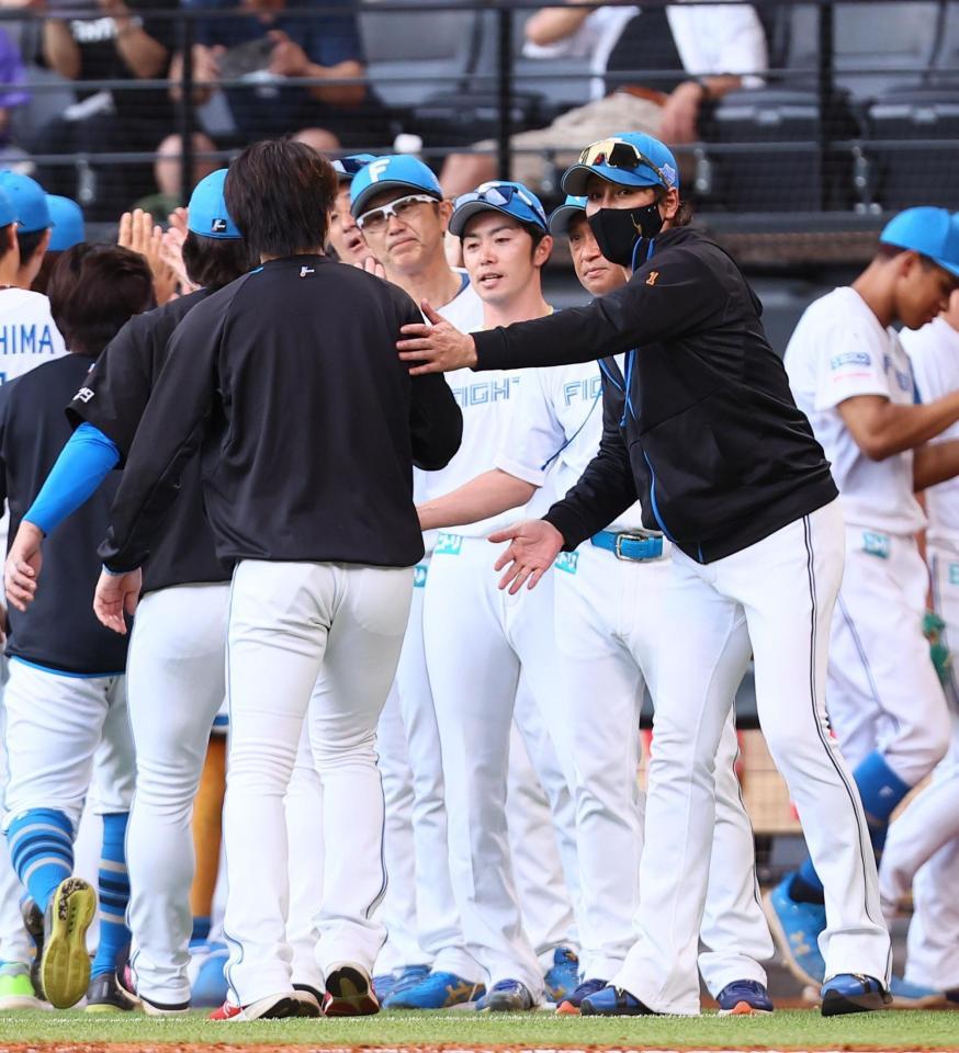 　ナインを迎える新庄監督（右）＝撮影・中島達哉