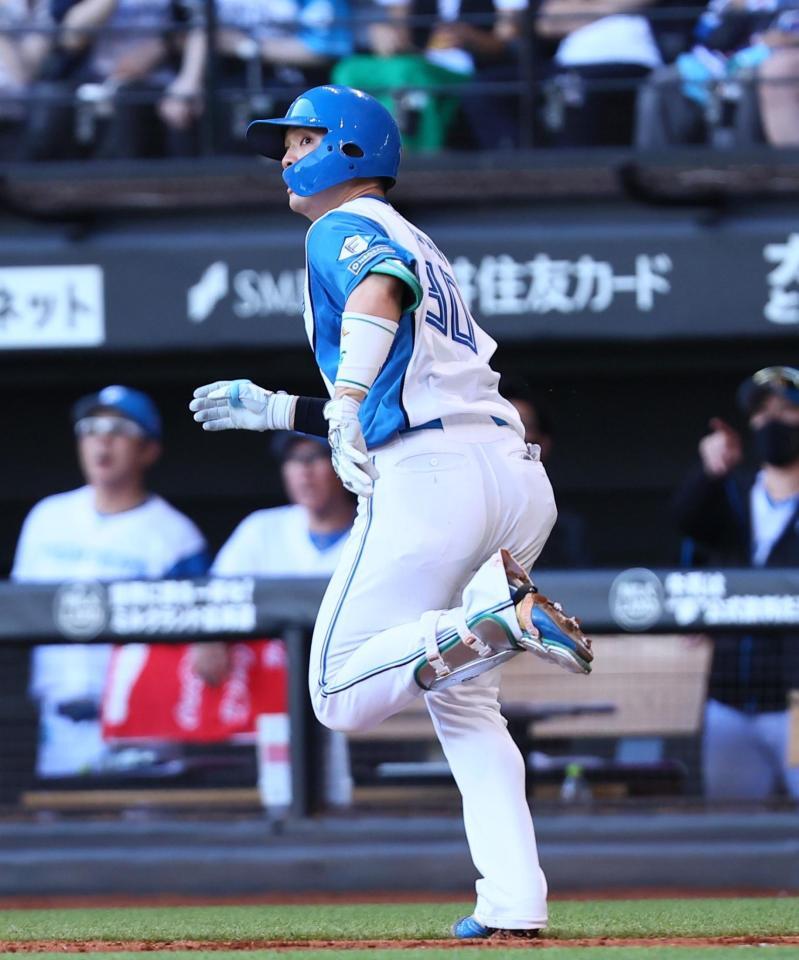 　４回、ソロを放ち、走り出す郡司（撮影・中島達哉）