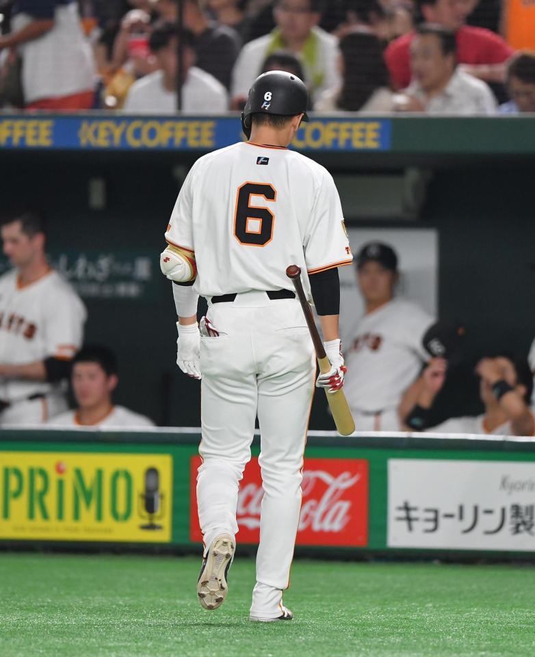 　４回、空振り三振に倒れた坂本（撮影・開出牧）