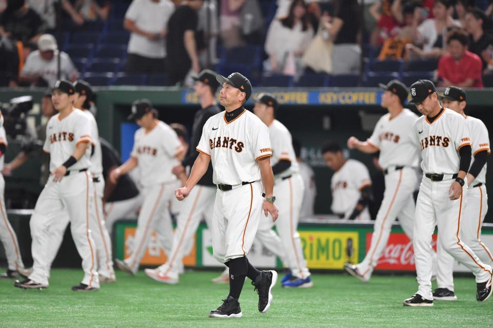 　広島と引き分け０が並ぶスコアボードを見つめる阿部監督（中央）＝撮影・開出牧