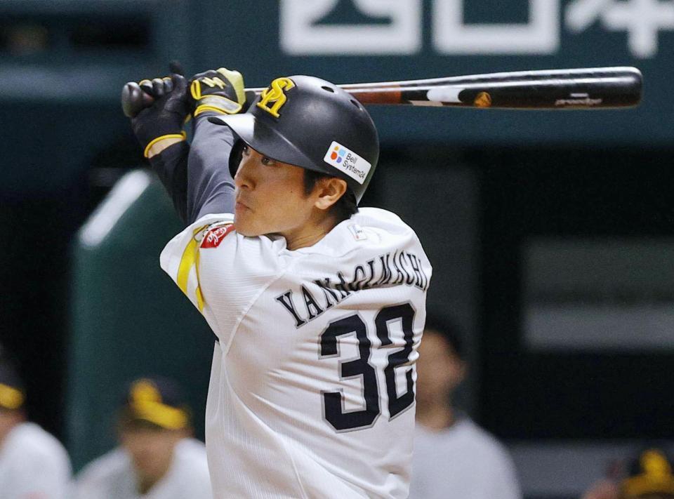 　５回、柳町が左越えに適時二塁打を放つ