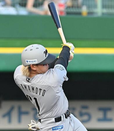 　１回、先制２ランを放つ山本（撮影・西田忠信）