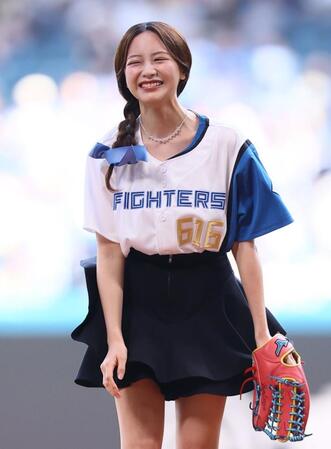 　ファーストピッチセレモニーで投球し、笑顔を見せる森香澄＝５日