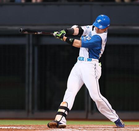 　７回、勝ち越し２ランを放つ清宮幸（撮影・中島達哉）