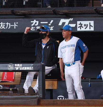 　７回、清宮幸が勝ち越し２ランを放ち、ガッツポーズをする新庄監督（左）＝撮影・中島達哉