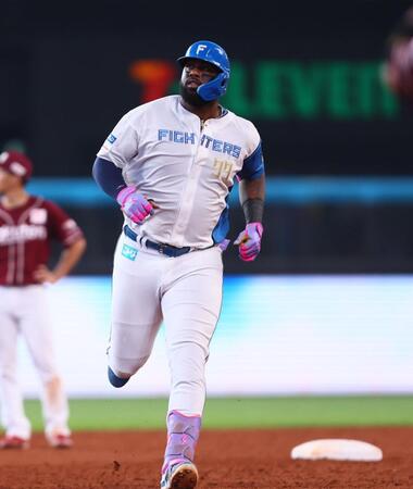 　２回、逆転満塁本塁打を放ち、ダイヤモンドを回るレイエス（撮影・中島達哉）