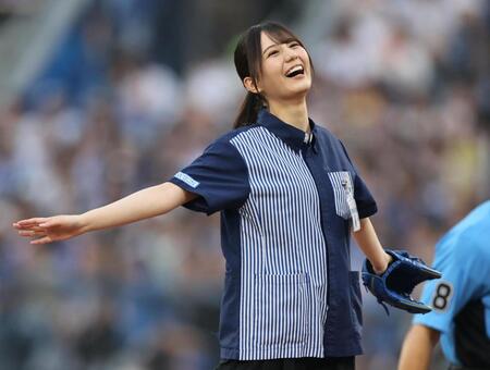 　始球式で笑顔を見せる日向坂４６の小坂菜緒（撮影・田中太一）