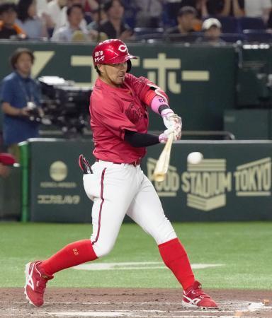 　９回広島１死満塁、菊池が中前に逆転２点打を放つ＝東京ドーム