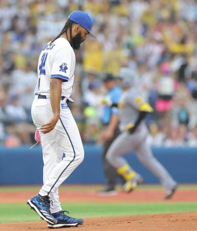 　１回、森下（右）に先制２ランを浴びたジャクソン（撮影・西岡正）