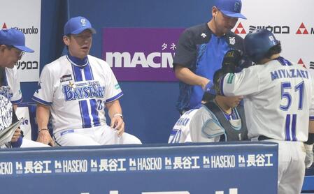 　６回、宮崎が空振り三振に倒れ厳しい表情の三浦監督（撮影・金田祐二）