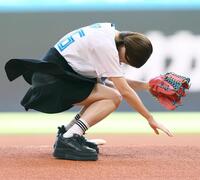 　大暴投にしゃがみ込む森香澄