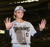 　笑顔で１０号ホームランにちなんだポーズを決める山本（撮影・西田忠信）