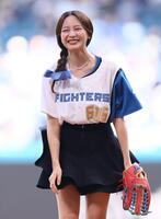 　ファーストピッチセレモニーで投球し、笑顔を見せる森香澄＝５日