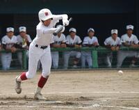 　八回にスクイズを決める山城・高田