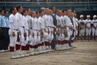 　校歌を歌う山城ナイン