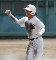 　勝ち越しのホームを踏んで笑顔を見せる山城・井上涉