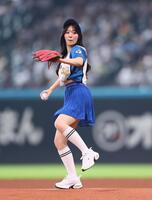 　ファーストピッチセレモニーで投球する鈴木愛理（撮影・中島達哉）