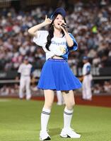 　ミニライブパフォーマンスを披露する鈴木愛理（撮影・中島達哉）