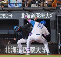 　２回、逆転満塁本塁打を放ったレイエス（右）とポーズを決める新庄監督（撮影・中島達哉）