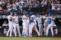 　２回、逆転満塁本塁打を放ったレイエス（中央）を迎える日本ハムナイン（撮影・中島達哉）