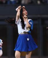 　きつねダンスを踊る鈴木愛理（撮影・中島達哉）