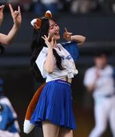 　きつねダンスを踊る鈴木愛理（撮影・中島達哉）