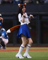 　きつねダンスを踊る鈴木愛理（撮影・中島達哉）