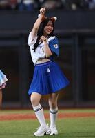 　きつねダンスを踊る鈴木愛理（撮影・中島達哉）