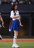 　きつねダンスを踊る鈴木愛理（撮影・中島達哉）