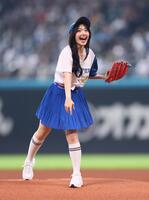 　ファーストピッチセレモニーで投球する鈴木愛理（撮影・中島達哉）