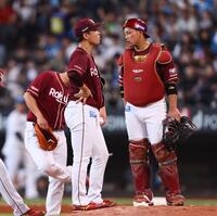 　２回、レイエスに逆転満塁本塁打を浴びるなど６失点し、降板を告げられ、ぼうぜんとする藤井（中央）＝撮影・中島達哉